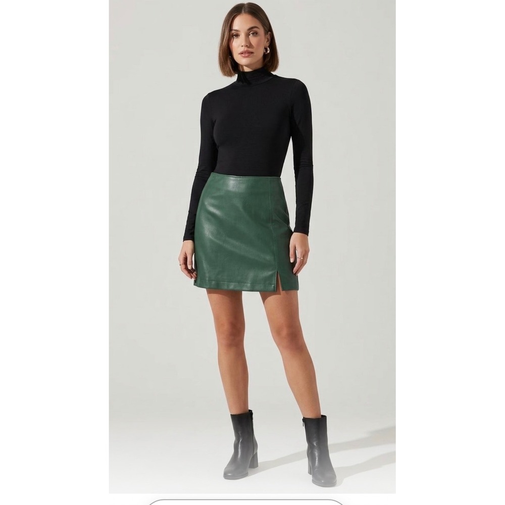 Hollister Green Faux Leather Ultra High Rise Mini Skirt Side Slit Size M